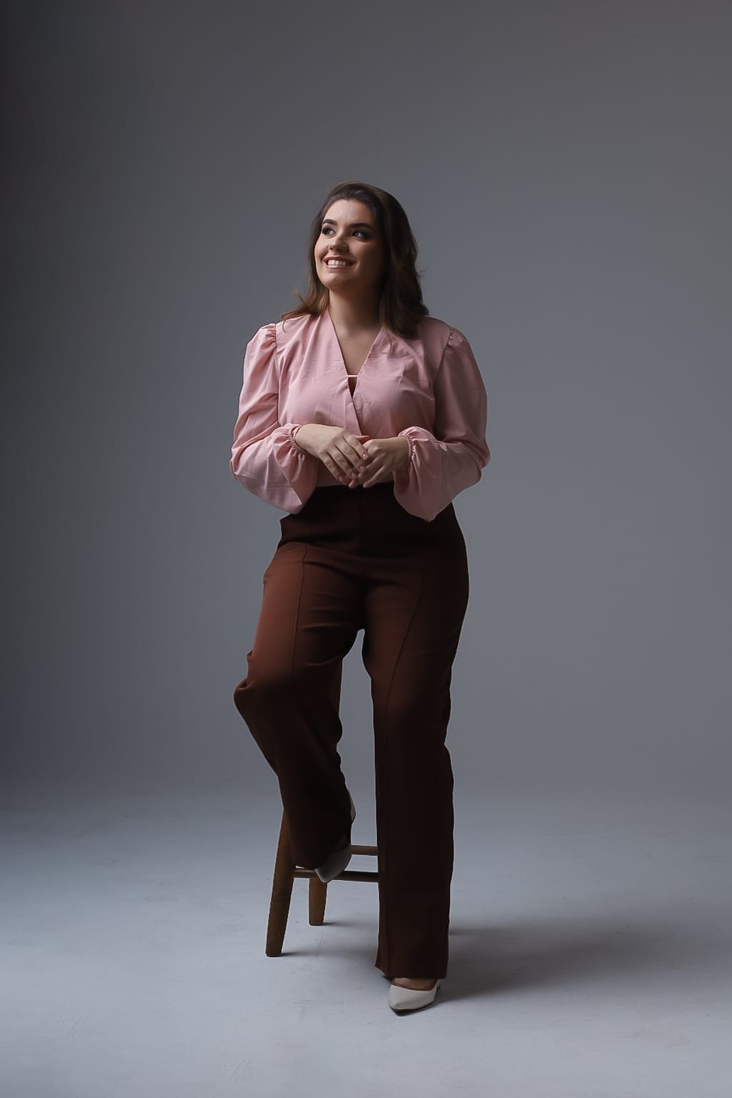 Bruna Ribeiro, psicóloga, em foto de estúdio